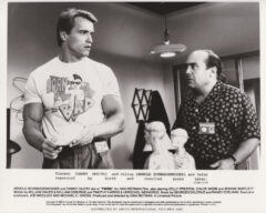 Arnold Schwarzenegger and Danny DeVito in Twins (1988)