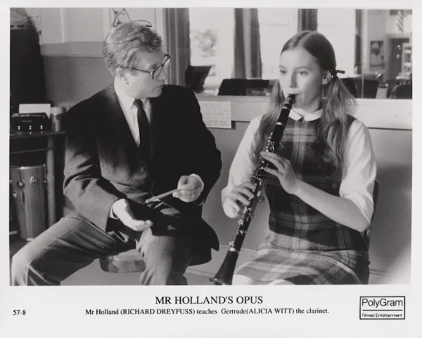 Mr Holland (Richard Dreyfuss) teaches Gertrude (Alicia Witt) the clarinet
